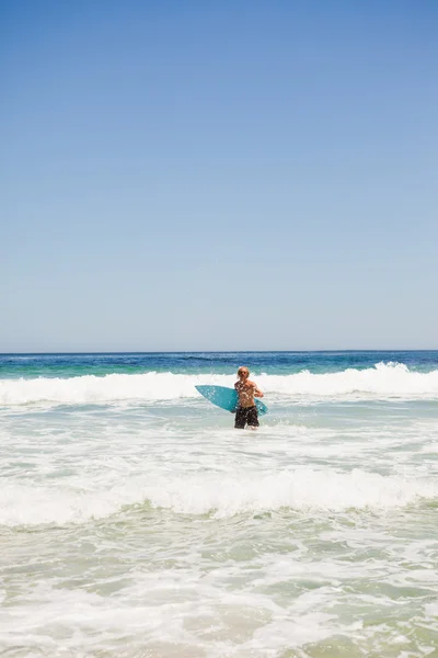 Junger blonder Mann kehrt an den Strand zurück — Stockfoto