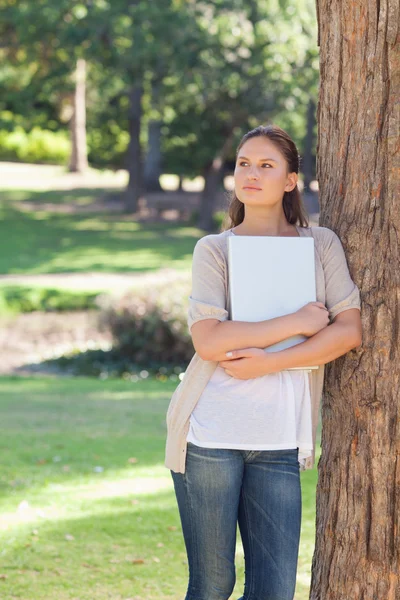 Žena s laptopem opřený o strom — Stock fotografie