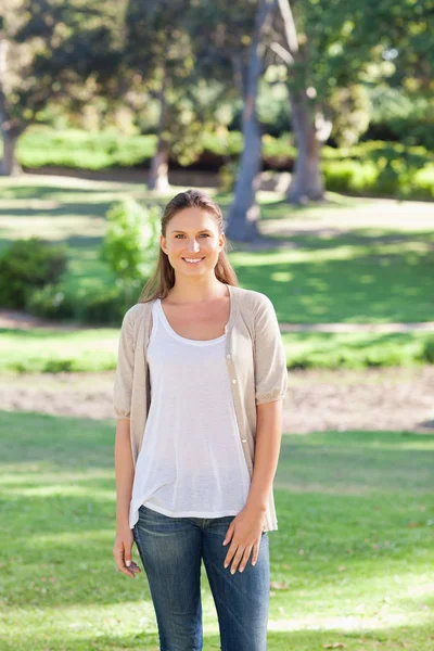 Smiling woman standing outside — Stock Photo, Image