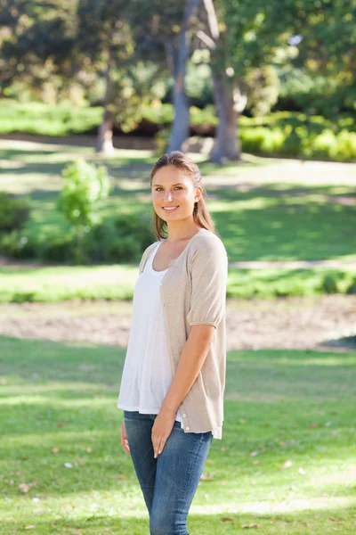 Smiling woman in the park — Stock Photo, Image