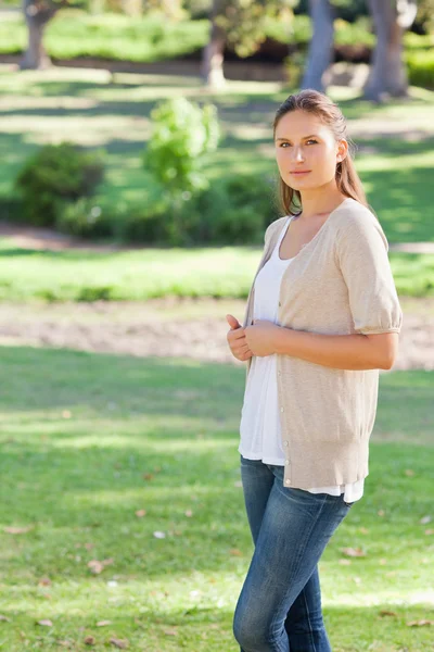 Sidovy av kvinna som står i parken — Stockfoto