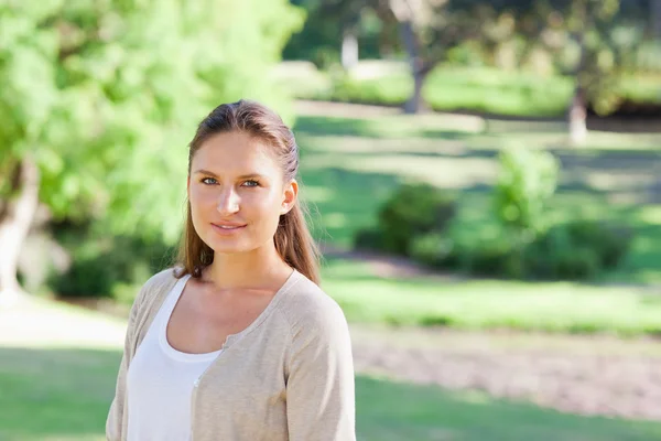 Žena tráví svůj čas v parku — Stock fotografie