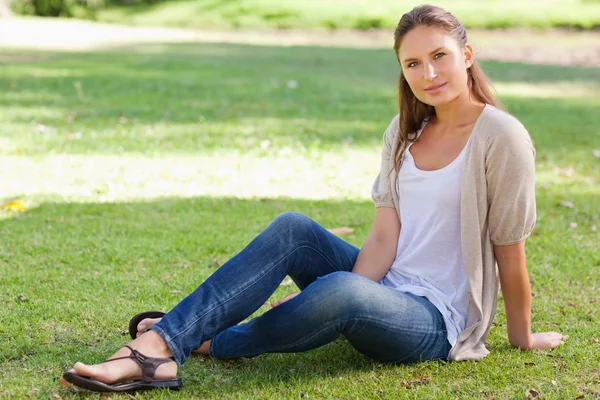 Kvinna sitter på gräsmattan — Stockfoto