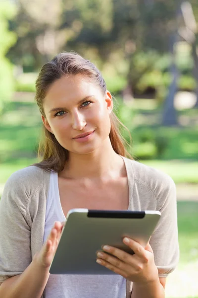 Mulher com um computador tablet no campo — Fotografia de Stock