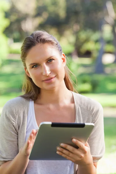 Vrouw met een tablet-pc op het platteland — Stockfoto