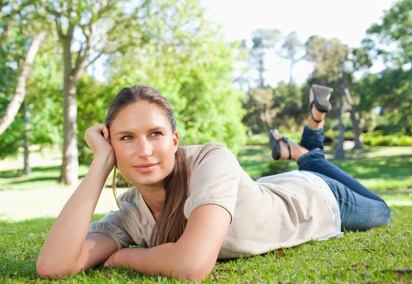 Femme détendue allongée sur l'herbe — Photo