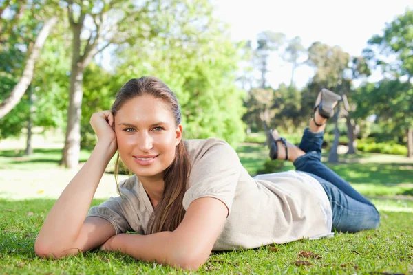 リラックスした女性、公園で横になっています。 — ストック写真