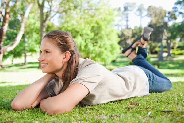 Žena na chvíli sundala v parku — Stock fotografie