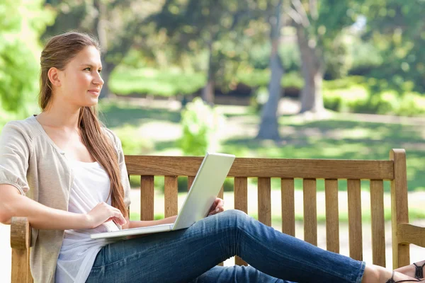 공원 벤치에 그녀의 노트북을 가진 여자 — 스톡 사진