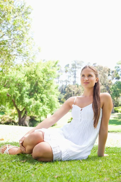 Woman relaxing on the lawn in the park — Stock Photo, Image