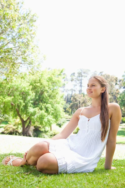 Woman relaxing on the grass in the park — Stock Photo, Image