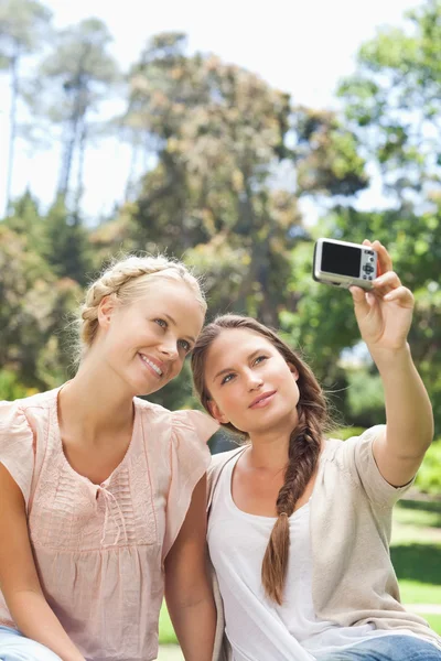 Mujer tomando una foto de sí misma y una amiga —  Fotos de Stock