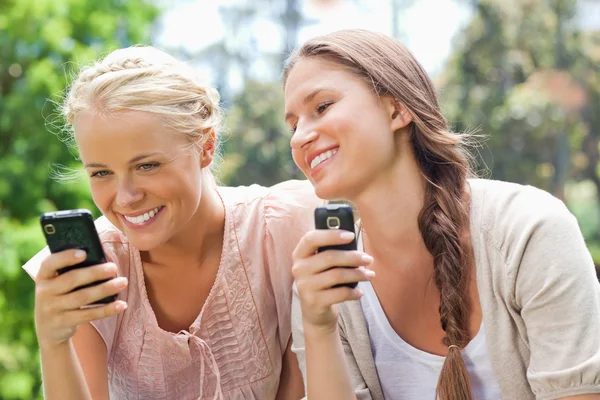 Lachende vriend met mobiele telefoons — Stockfoto