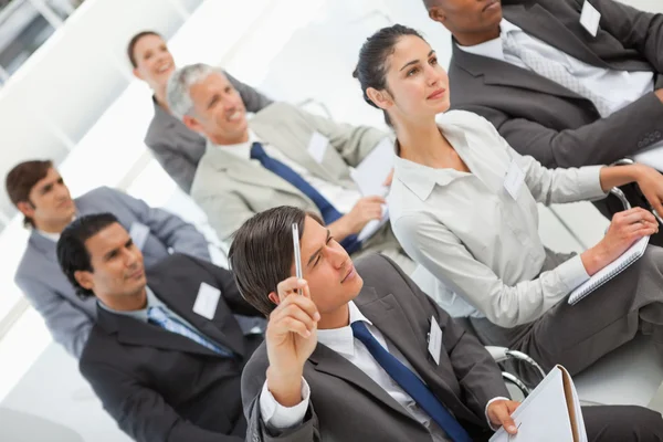 Homem faz pergunta na reunião de negócios — Fotografia de Stock