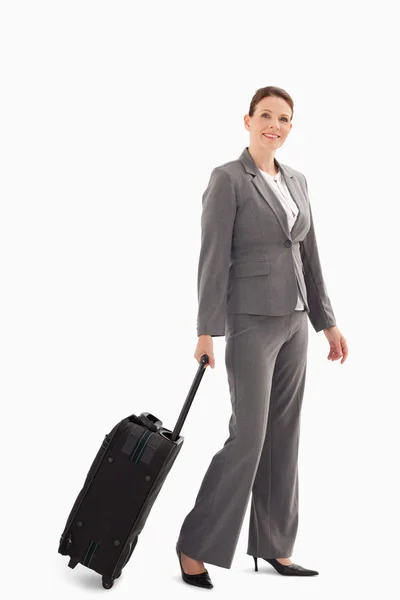 Kobieta z chodzeniem walizka — Zdjęcie stockowe