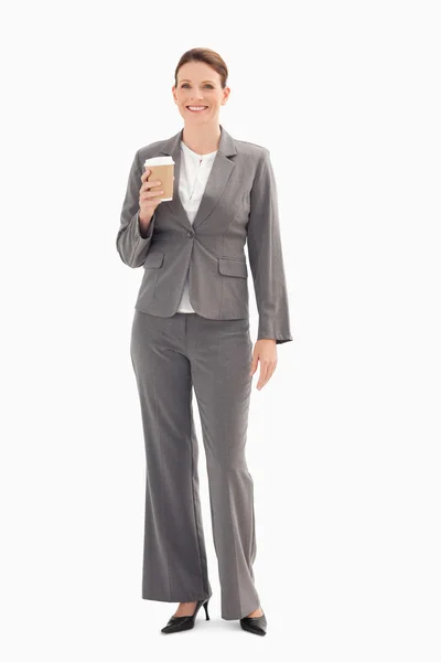 Leende affärskvinna håller kopp kaffe — Stockfoto