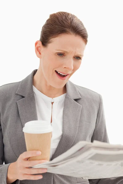Mulher de negócios surpreso ler jornal — Fotografia de Stock