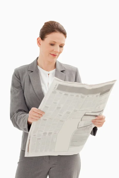 Zakenvrouw lezing krant — Stockfoto