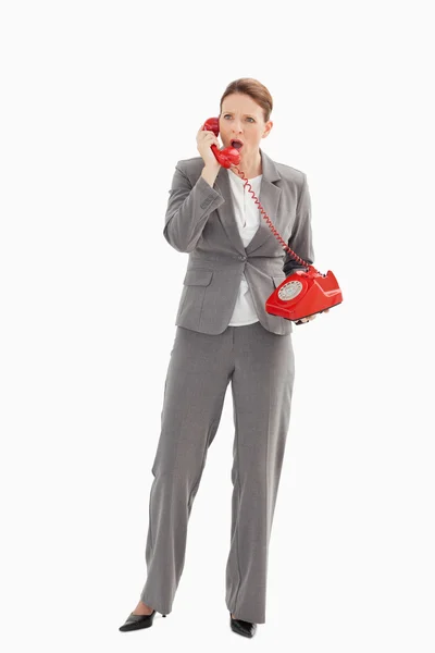 Mulher de negócios irritada falando ao telefone — Fotografia de Stock