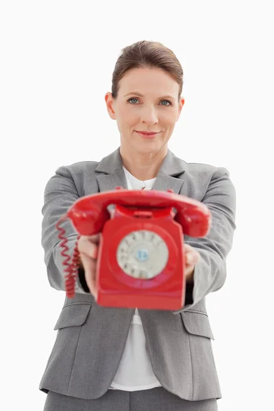 Geschäftsfrau hält das Telefon hin — Stockfoto
