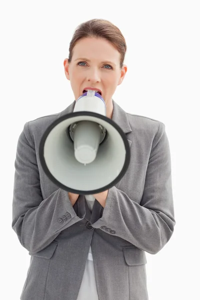 Злая деловая женщина кричит в мегафон — стоковое фото