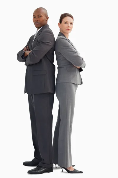 ビジネスの男性と女性が背中合わせに立って — ストック写真