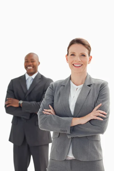 Mujer de negocios sonriente delante de un hombre de negocios sonriente — Foto de Stock