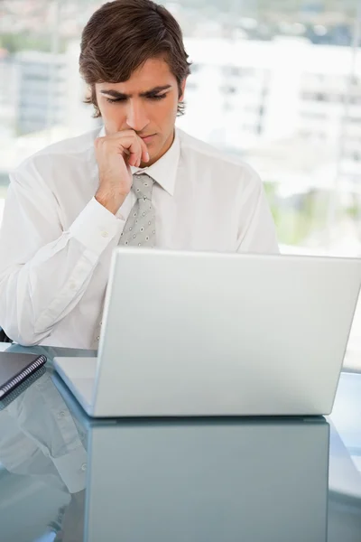 Seriös affärsman på hans laptop — Stockfoto