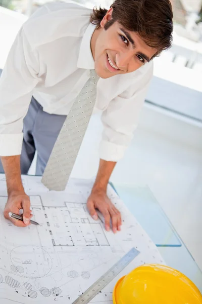 A businessman working hard as he smiles — Stock Photo, Image