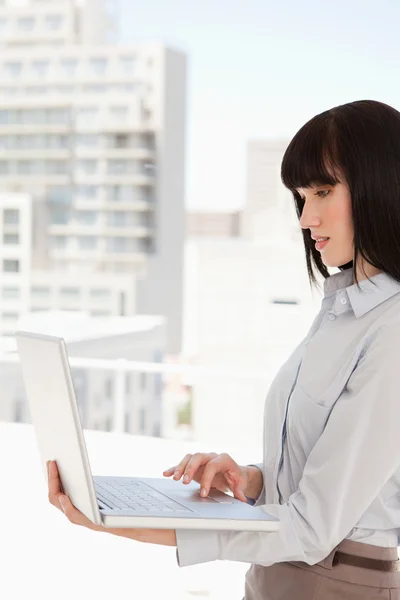 Женщина на работе использует свой ноутбук — стоковое фото