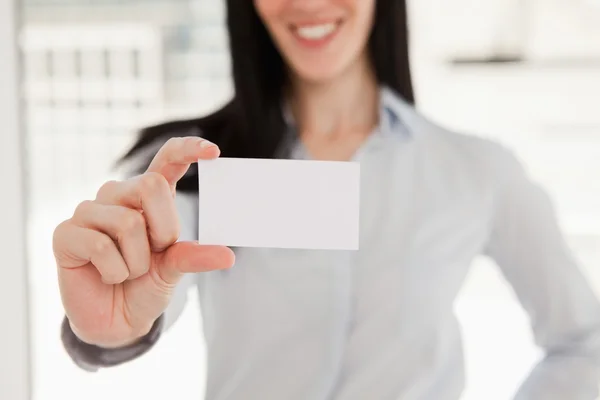 Närbild på ett visitkort som innehas av en kvinna — Stockfoto
