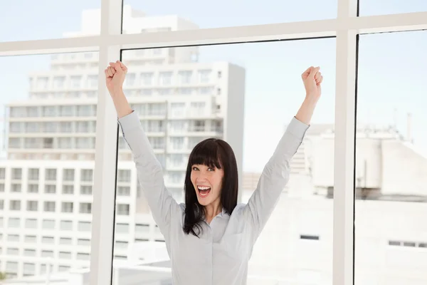 Bir iş kadını kutluyor — Stok fotoğraf