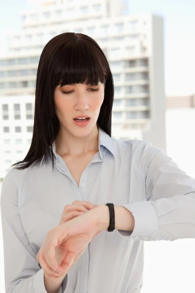 Una mujer conmocionada al darse cuenta de qué hora es — Foto de Stock