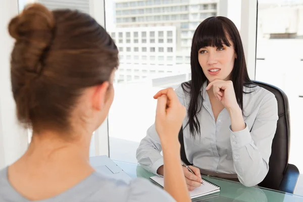 The business woman listens as the candidate employee descibes — Stock Photo, Image