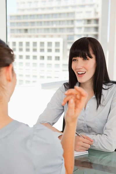 Both women enjoy a joke with one another — Stock Photo, Image
