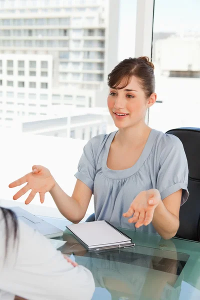 Ler business kvinna talar till hennes kolleger medarbetare — Stockfoto