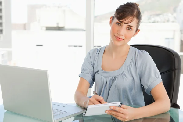 A smiling business woman looks at the camera — Stock Photo, Image