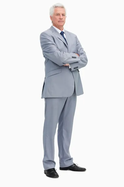 Porträtt av en man i kostym med korslagda armar — Stockfoto
