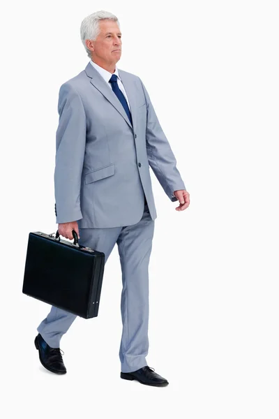 Homme d'affaires avec une valise marchant — Photo