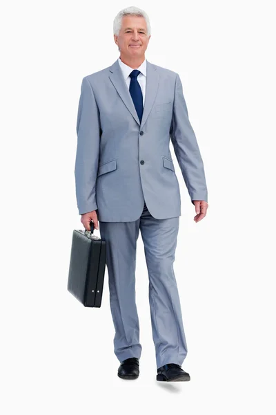 Porträt eines Geschäftsmannes mit einem Koffer zu Fuß — Stockfoto