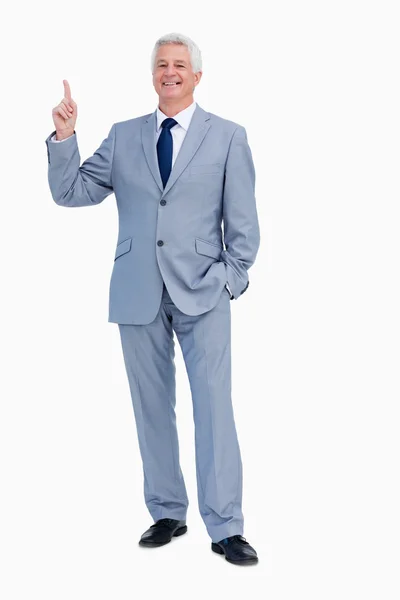 Porträtt av en glad affärsman som pekar uppåt — Stockfoto