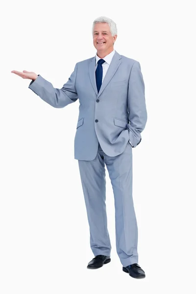 Retrato de um homem de negócios apresentando com a mão — Fotografia de Stock