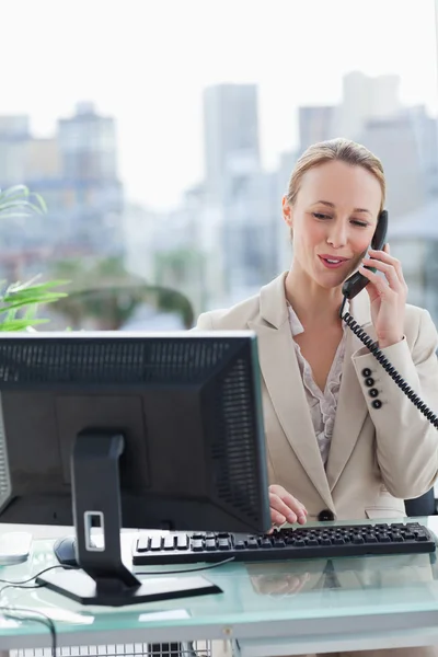 Kvinna på telefonen i hennes kontor — Stockfoto