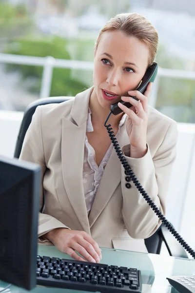 Zakenvrouw op de telefoon in haar kantoor — Stockfoto