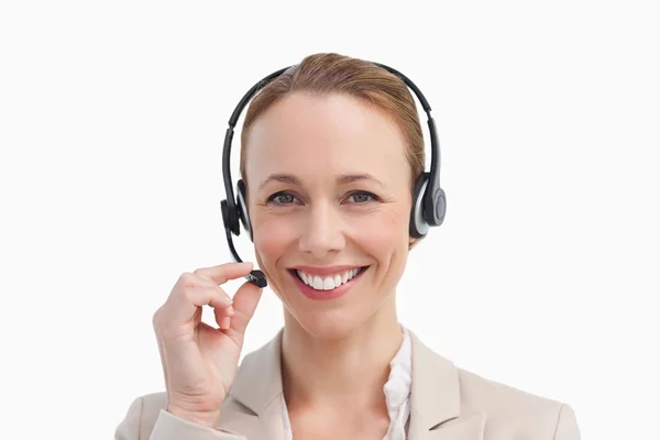 Retrato de uma mulher de negócios usando um fone de ouvido — Fotografia de Stock