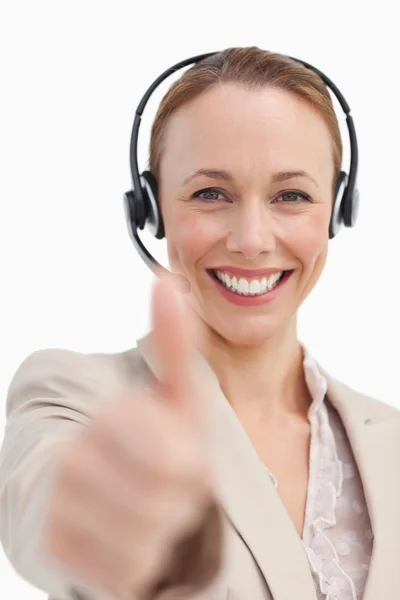 Retrato de uma mulher de negócios com um fone de ouvido que aprova — Fotografia de Stock