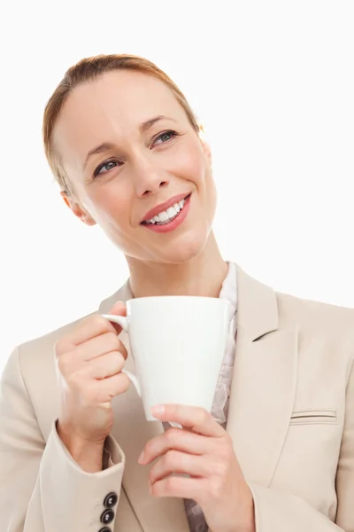 Femme rousse en costume tenant une tasse — Photo