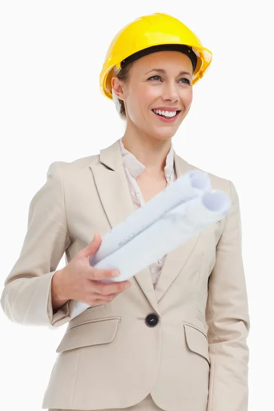 Mulher sorridente de terno usando um capacete de segurança — Fotografia de Stock