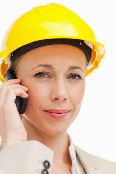 Портрет деловой женщины на телефоне в защитном шлеме — стоковое фото
