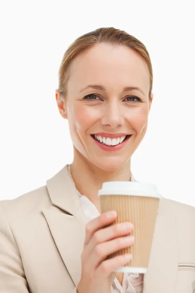 Πορτραίτο μιας γυναίκας σε ένα κοστούμι που κατέχουν ένα πακέτο πρωινού με καφέ — Φωτογραφία Αρχείου